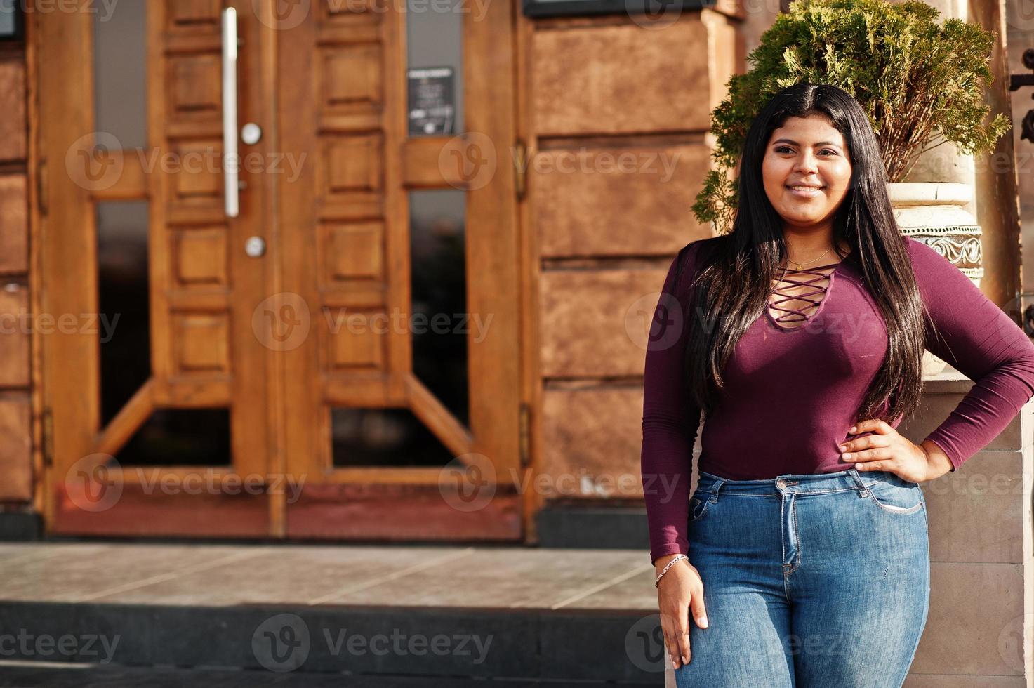 bella ragazza modello latino xxl dell'Ecuador indossa una camicetta viola posata in strada. foto