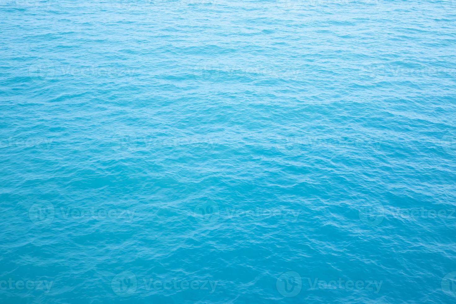 onde del mare nell'onda dell'oceano che spruzza l'acqua dell'ondulazione. sfondo blu acqua. foto