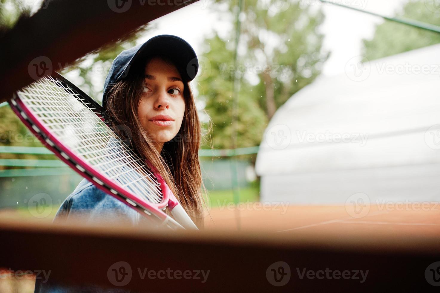 giovane ragazza sportiva con racchetta da tennis sul campo da tennis. foto