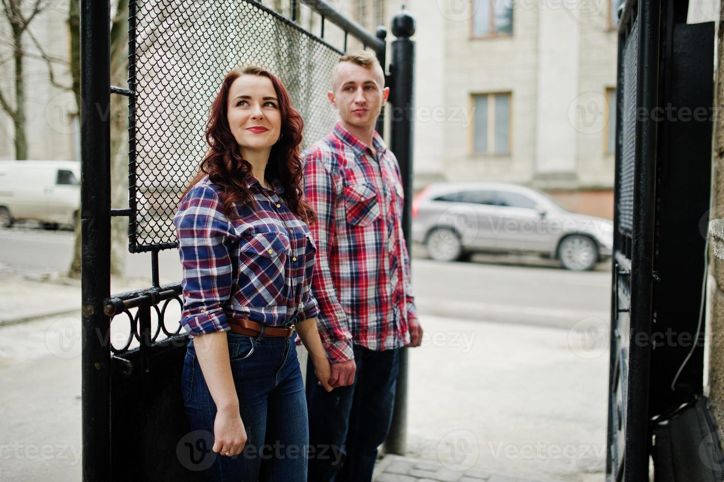 coppia elegante indossa una camicia a scacchi innamorata insieme. foto