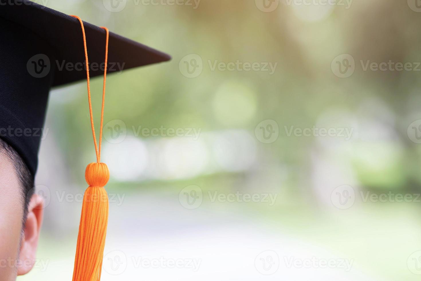 laurea, primo piano cappello da studente e nappa arancione durante l'inizio laureati di successo dell'università, congratulazioni per l'istruzione concettuale. diploma universitario per studenti laureati. foto