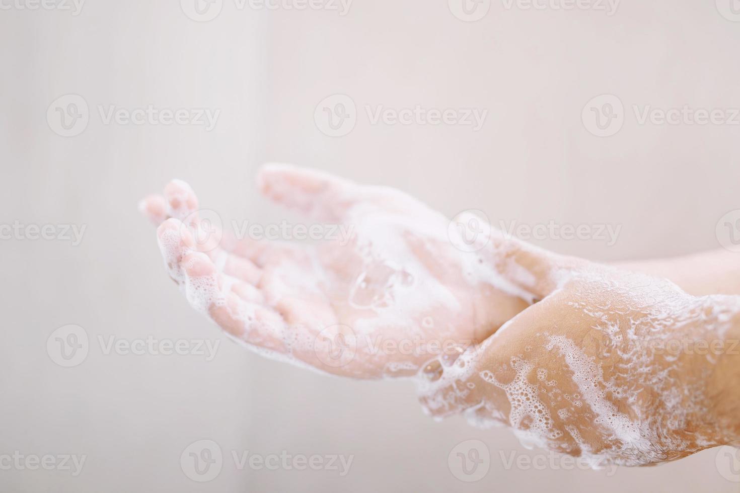 lavarsi le mani strofinando con sapone uomo per la prevenzione del virus corona, igiene per fermare la diffusione del coronavirus. foto
