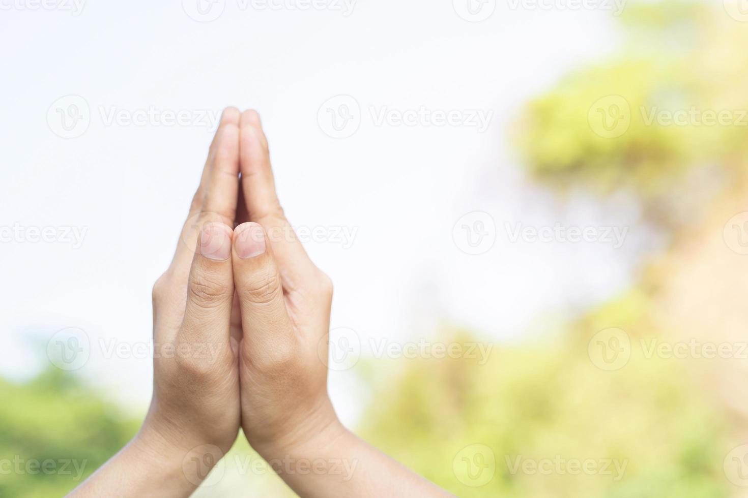 uomo che prega sperando in meglio. chiedendo a Dio buona fortuna, successo, perdono. potere della religione, del credo, del culto. tenendo la mano in preghiera dopo aver messo insieme, concetto di spiritualità di fede. sole mattutino foto