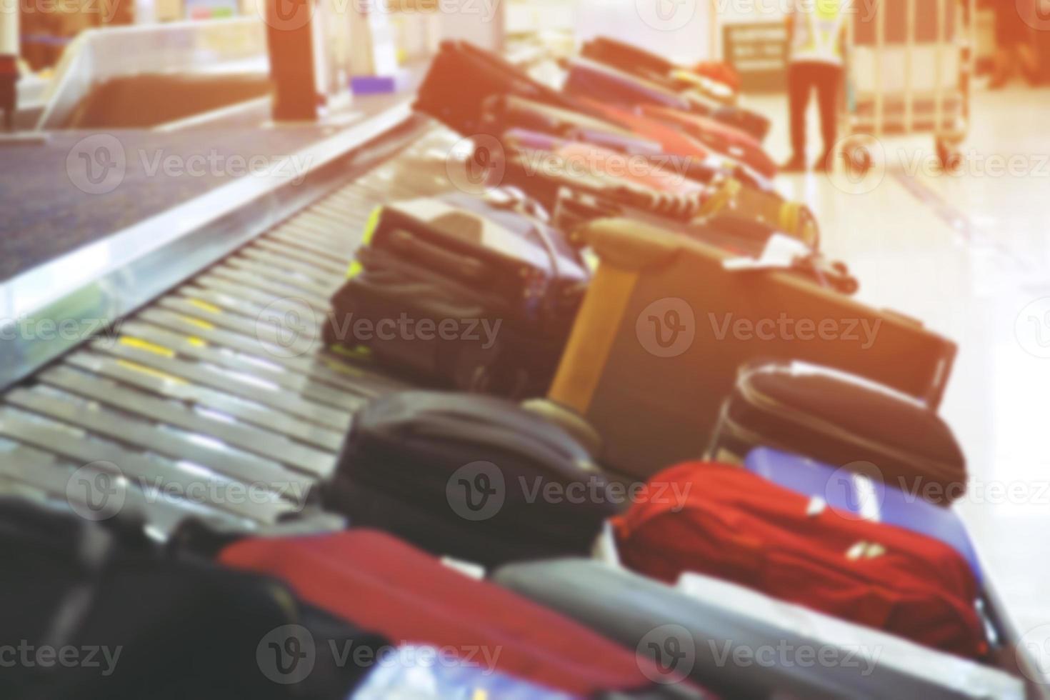 foto valigia sfocata, bagagli con personale servizi gestiti borsa bagagli nastro trasportatore in circolazione nel ritiro bagagli nell'aeroporto internazionale. viaggio di concetto