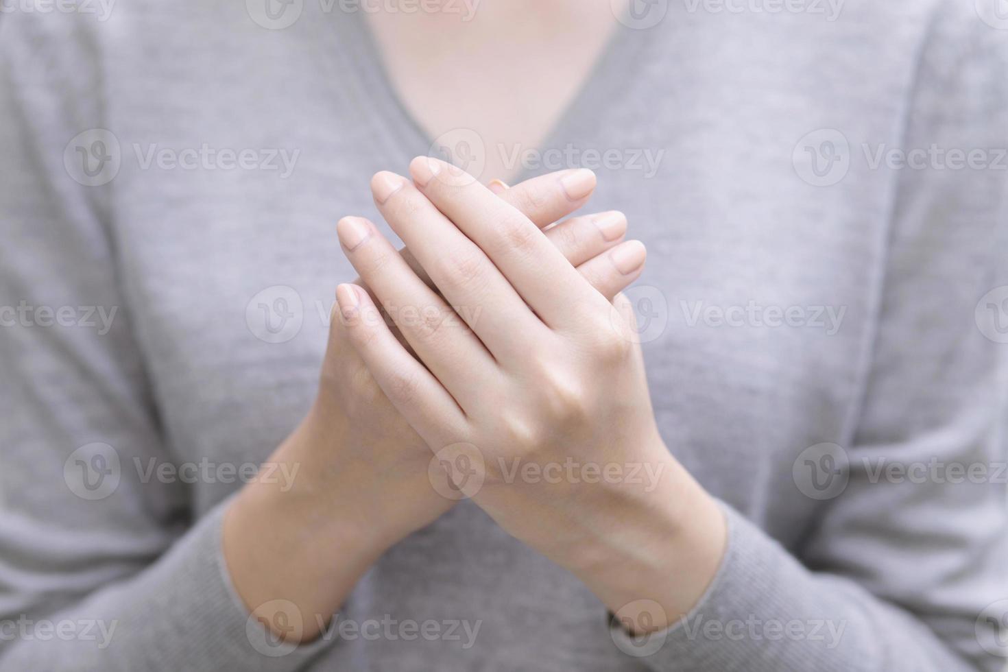 unghia del primo piano delle donne, concetto di assistenza sanitaria dell'unghia foto