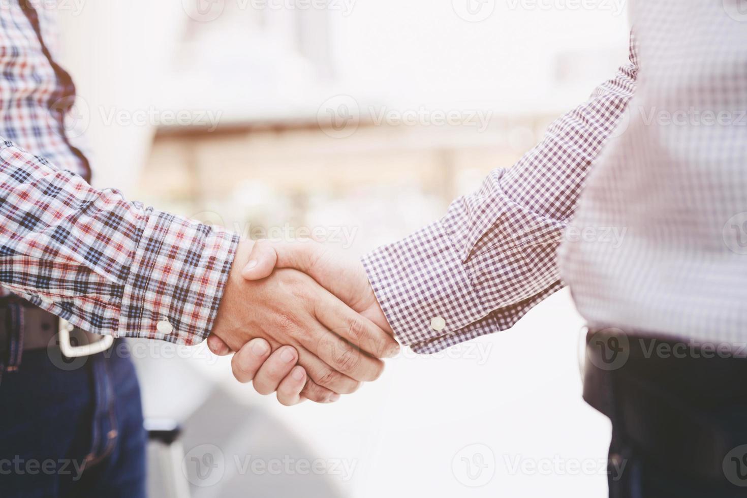 concetto di affari e di ufficio - uomo d'affari che si stringe la mano a vicenda foto