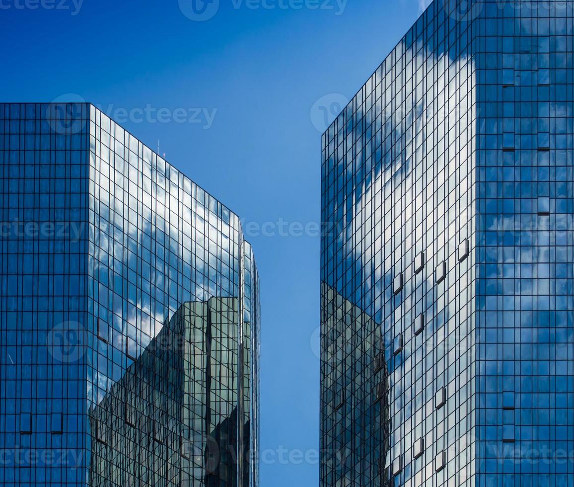 facciate di edifici commerciali con riflesso del cielo, francoforte foto