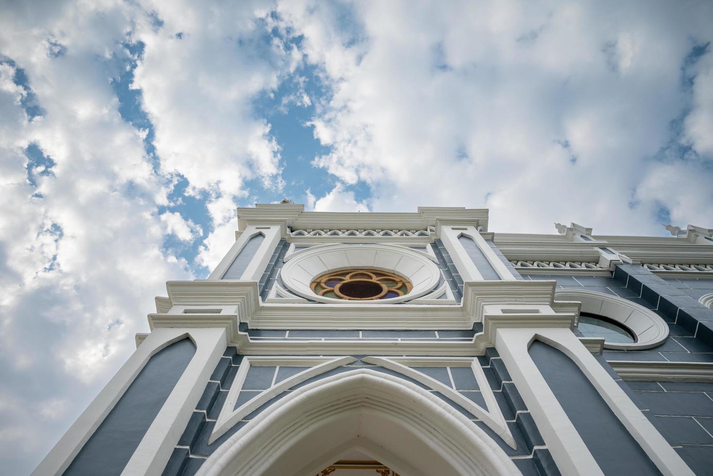 la cattedrale della natività di nostra signora è una chiesa cattolica nella provincia di samut songkhram, in Thailandia. la chiesa è un luogo pubblico dove persone con credenze religiose si riuniscono per eseguire rituali. foto