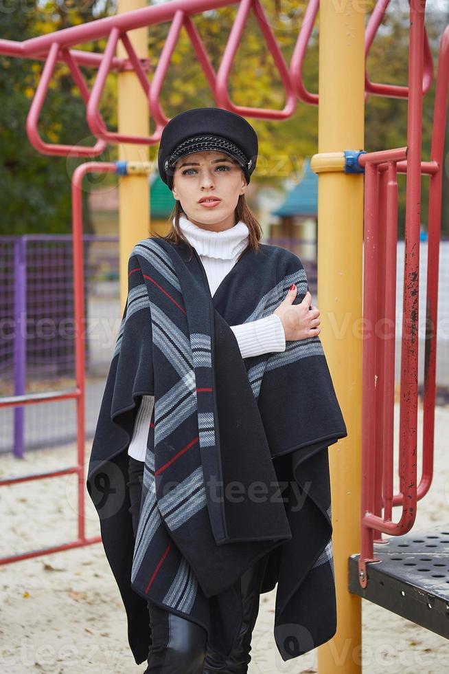 bella donna gentile nel parco autunnale foto