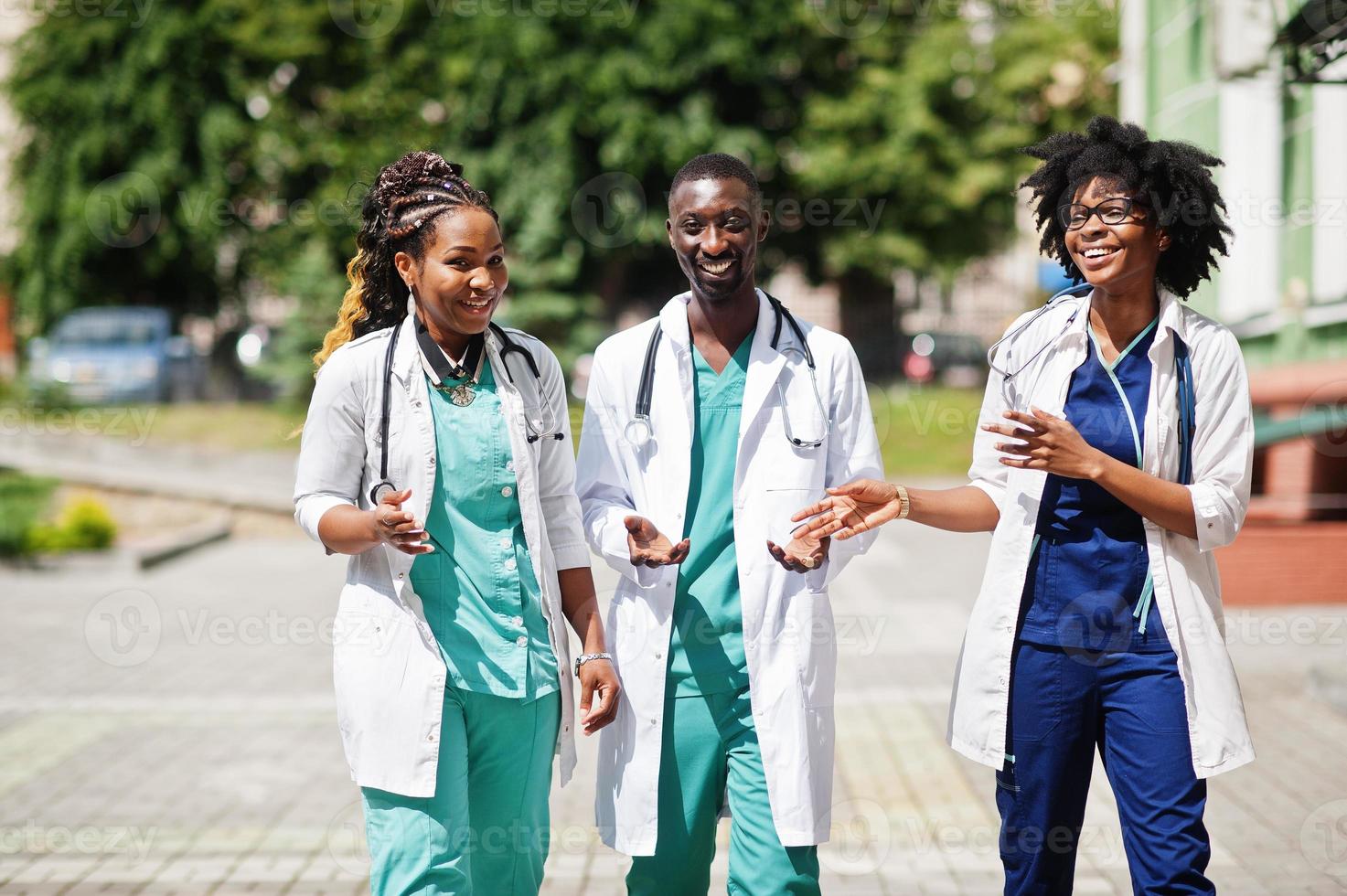 tre medici di gruppo afroamericani con uno stetoscopio che indossano un camice da laboratorio. foto