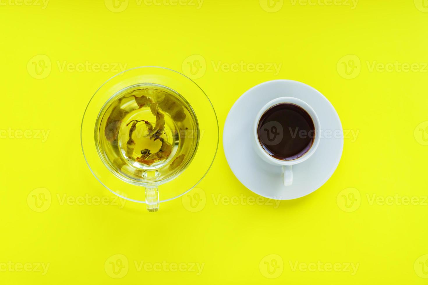 vista dall'alto di diverse bevande - bere una tazza di caffè e tè verde su sfondo giallo. foto