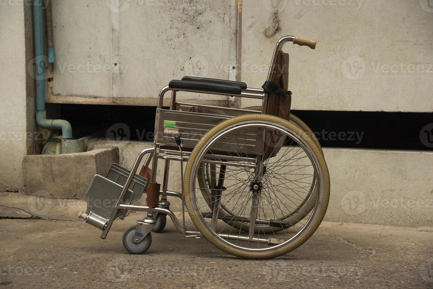 un parcheggio per sedie a rotelle vicino al muro foto