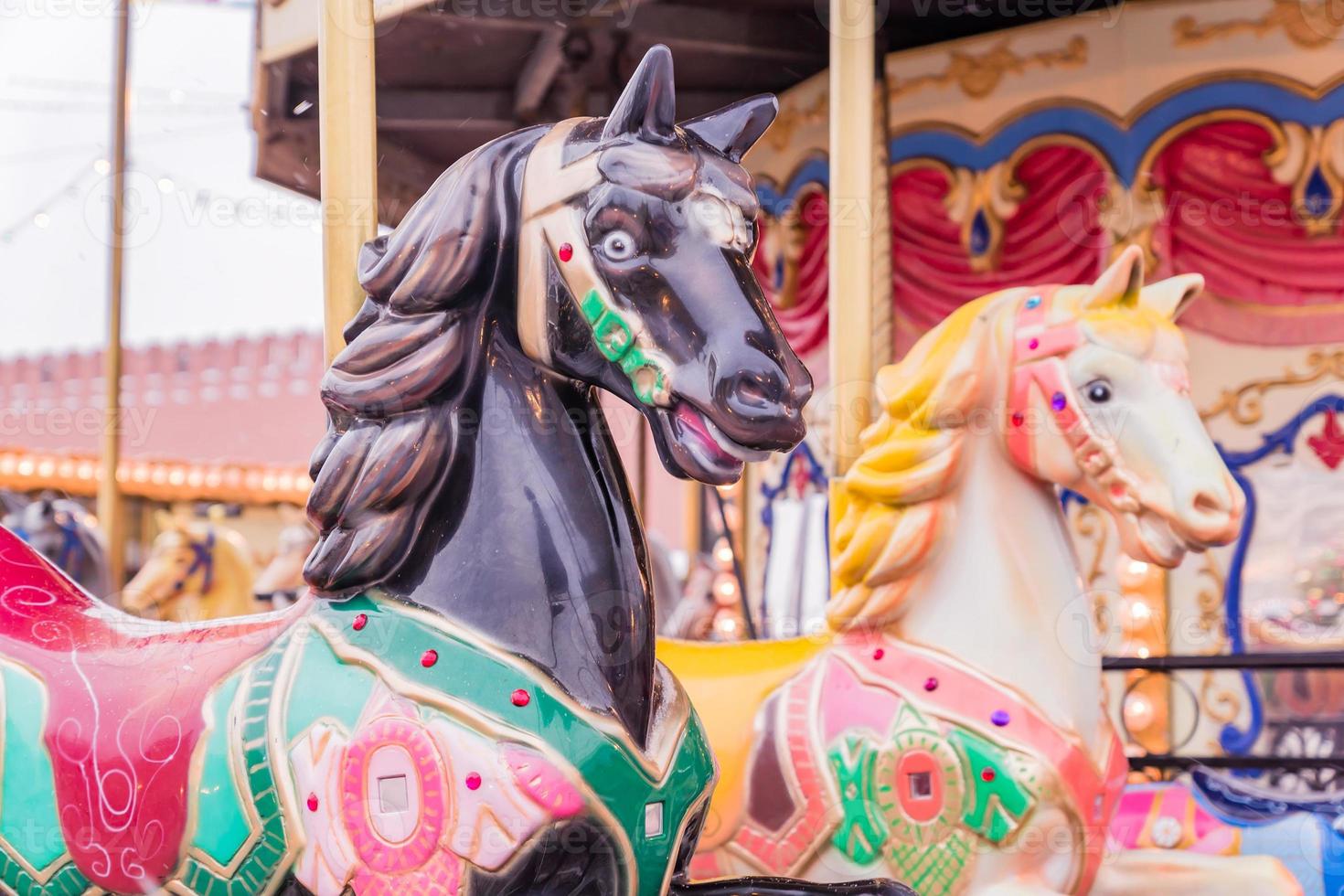 coppia di cavalli da giostra vintage. giostra in un villaggio turistico. foto