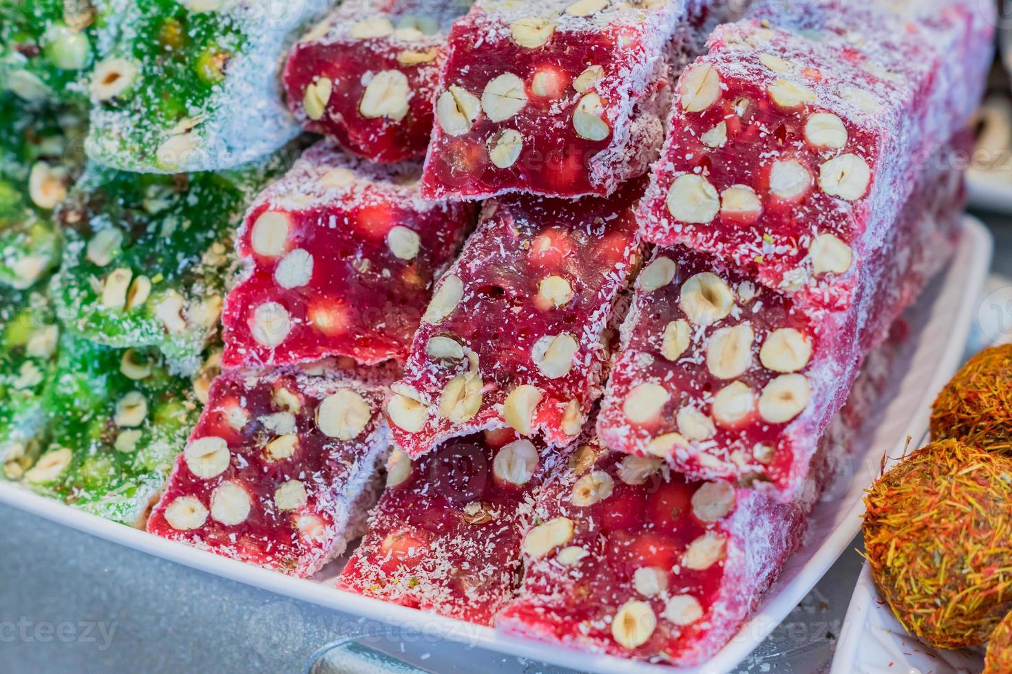 primo piano di delizie turche. gustoso piatto di lokum dolce. caramelle arabiche con noci tritate e zucchero foto