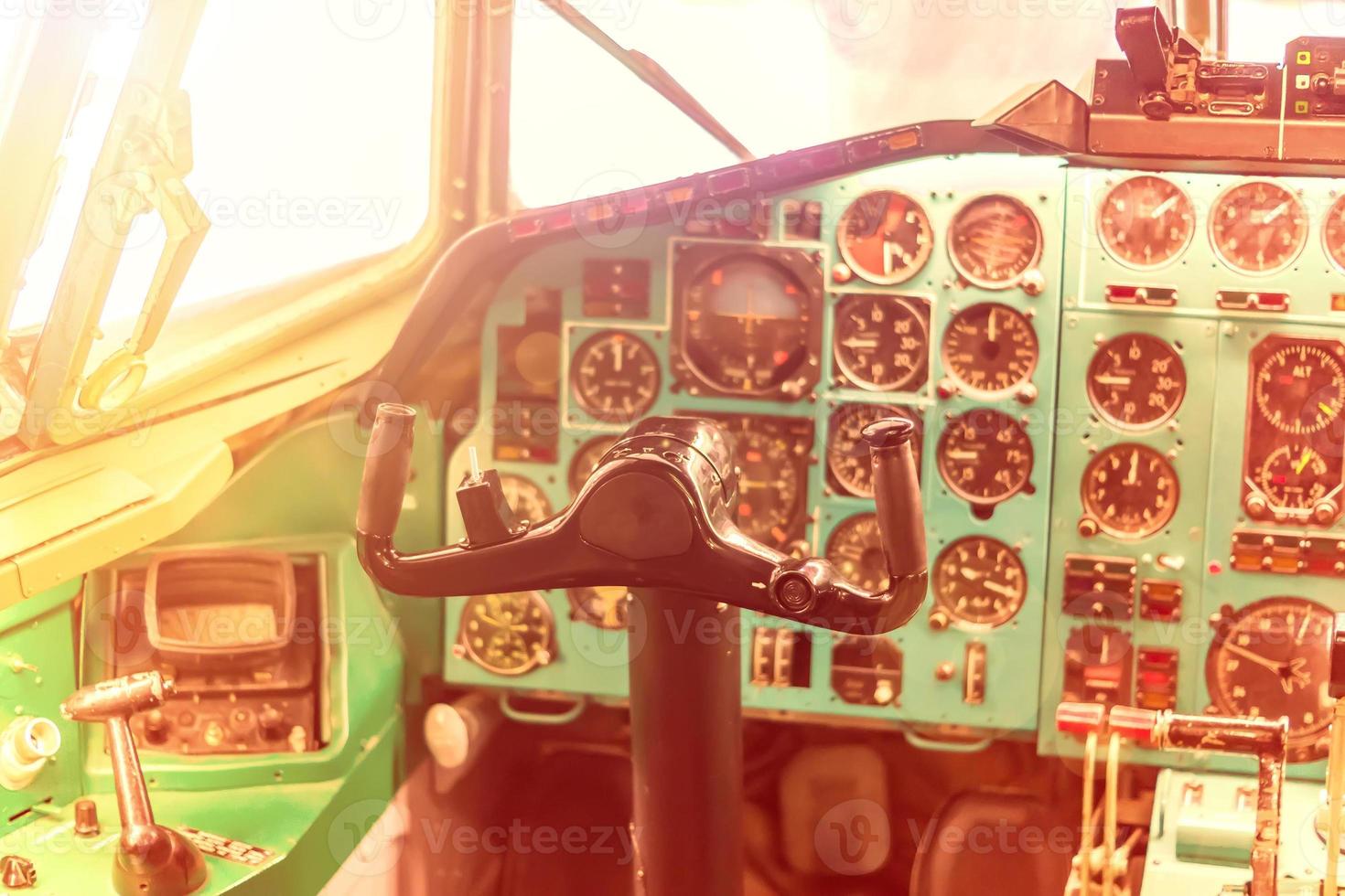 posto di pilotaggio nel vecchio aereo. volante e quadro comandi in pozzetto, tonica foto