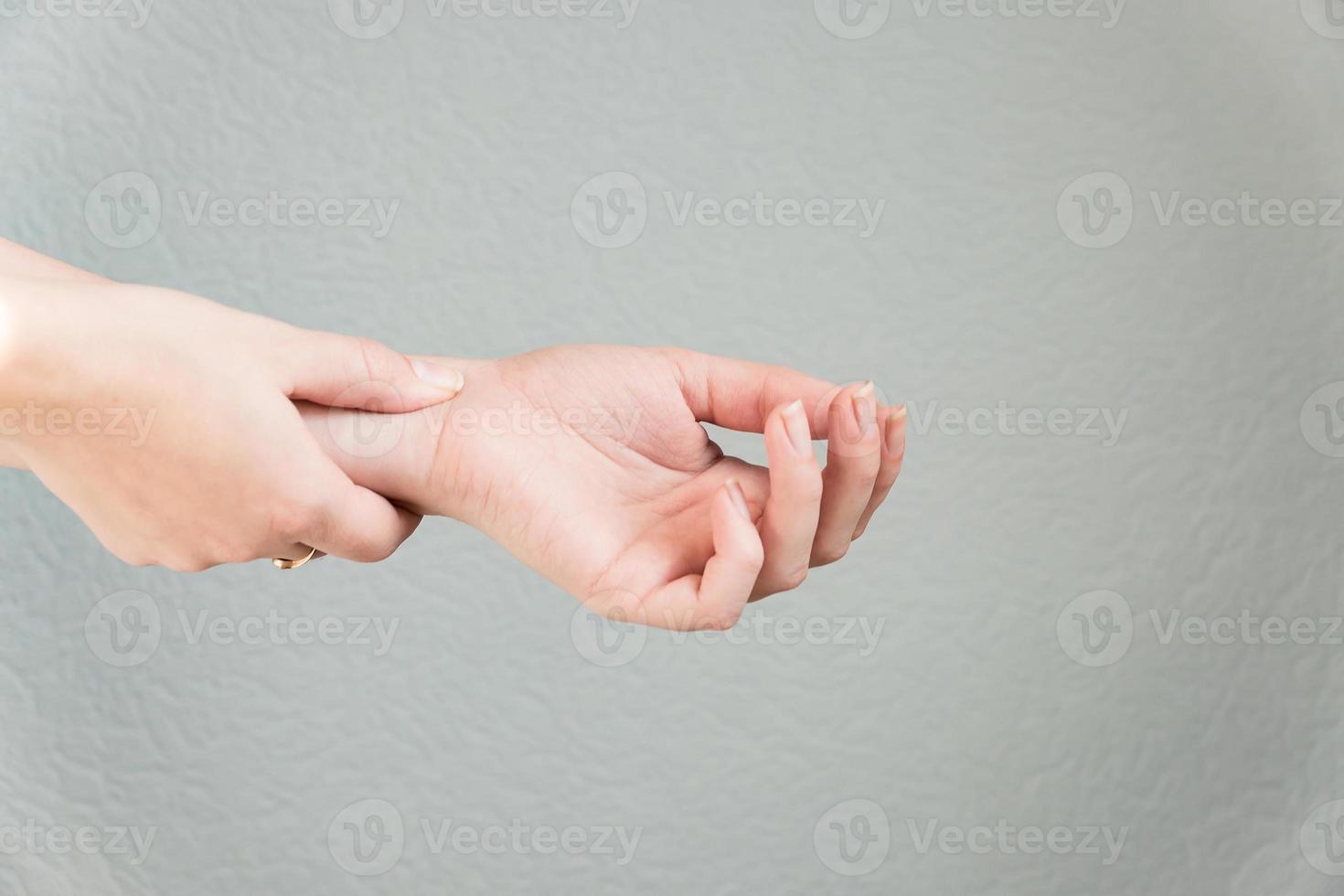 primo piano delle mani della donna che soffrono di dolore. concetto di assistenza sanitaria e medica. foto