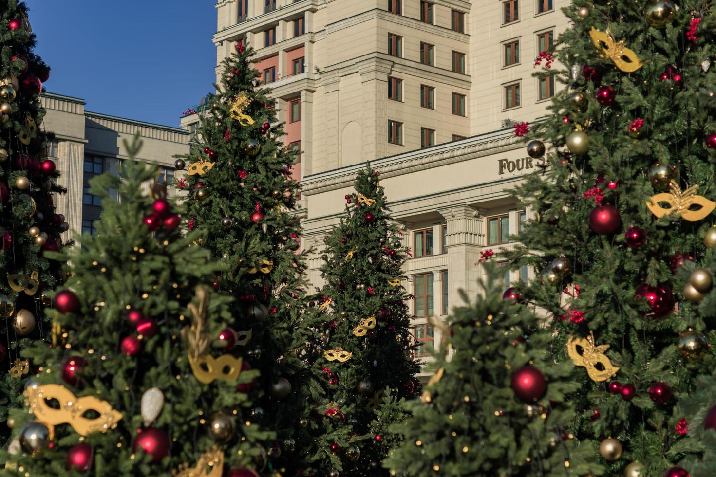 Mosca, Russia, 2018 - decorazione natalizia della città. alberi di natale di fronte all'hotel quattro stagioni foto