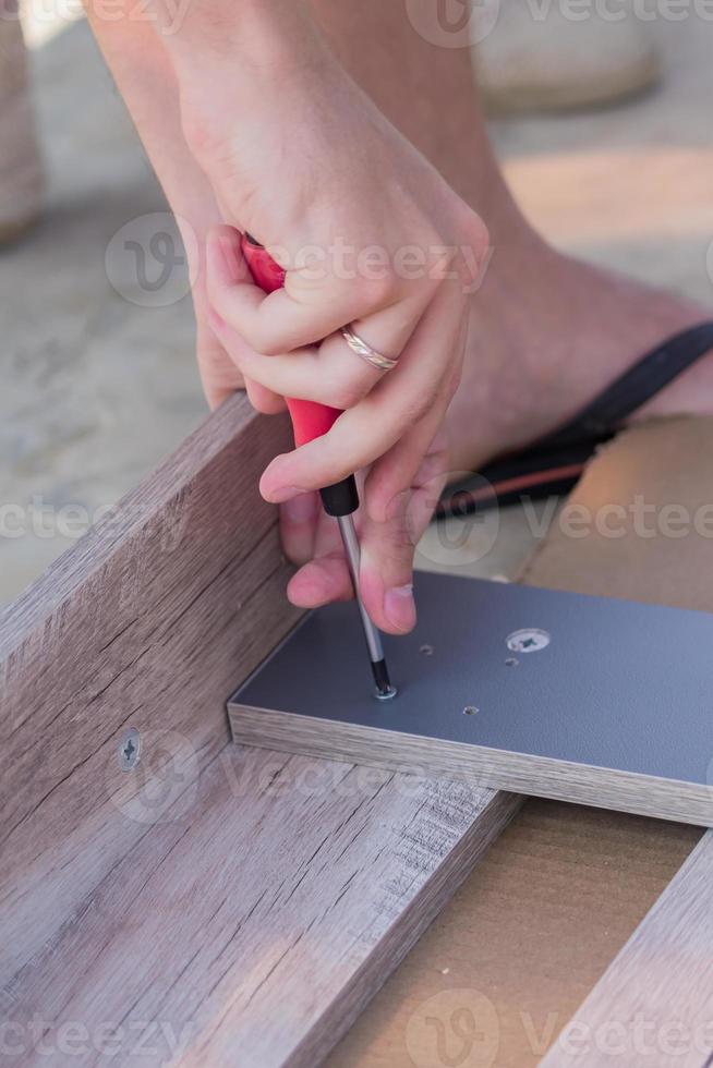 montaggio mobili - viti da carpenteria per tavolo in legno smontabile. foto