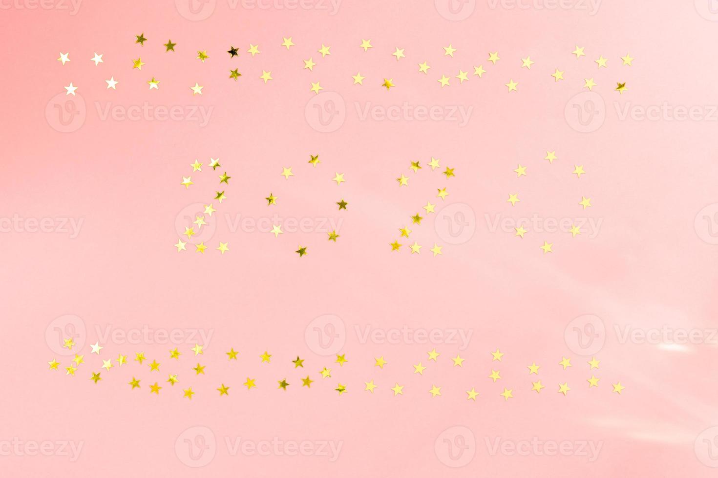 felice anno nuovo 2020 modello di progettazione di biglietto di auguri per le vacanze invernali. poster per feste, striscioni o inviti stelle dorate scintillanti coriandoli glitter decorazione su sfondo rosa foto