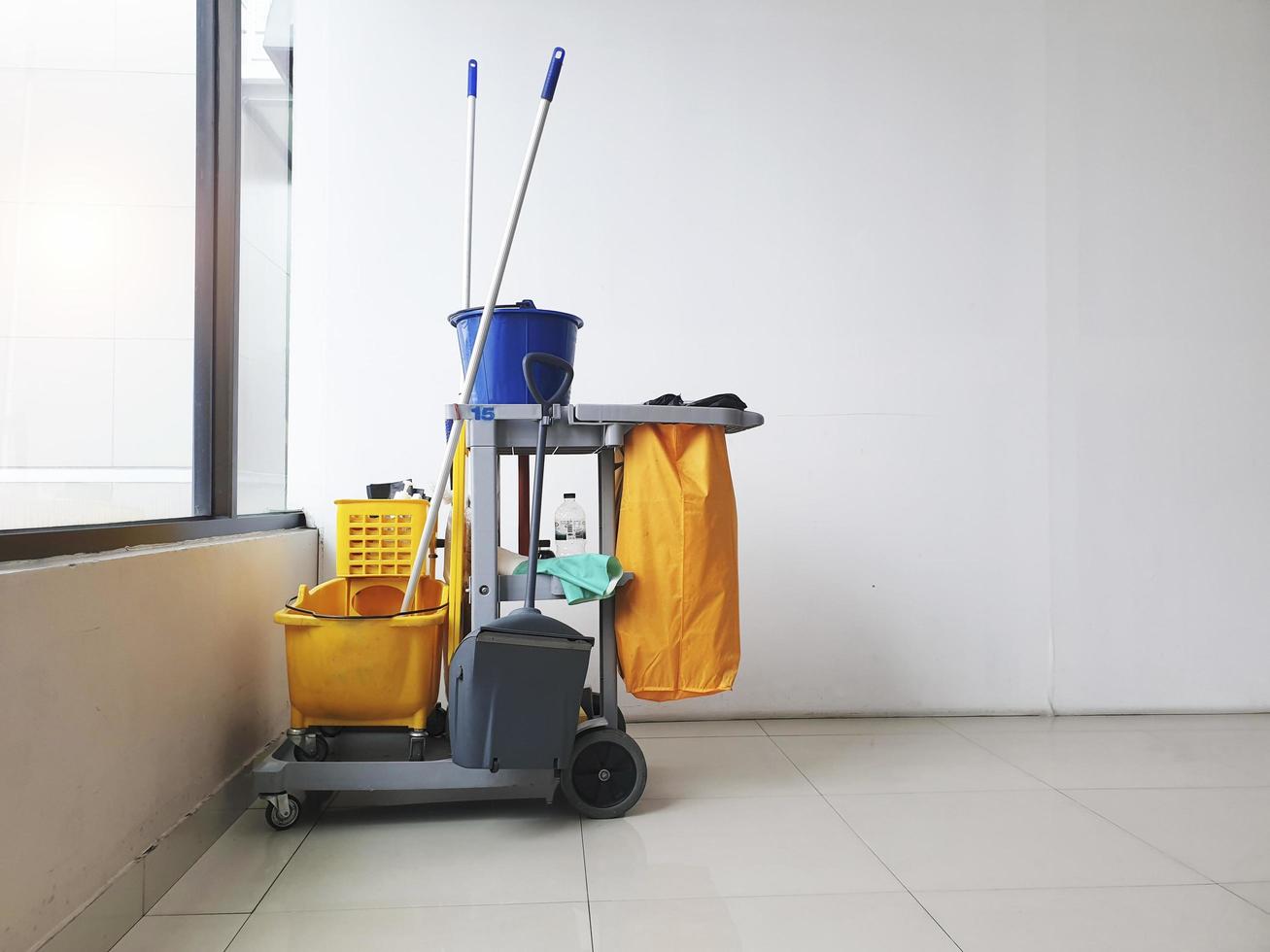 pulizie, attrezzature per la pulizia e strumenti per la pulizia dei pavimenti del terminal dell'aeroporto foto