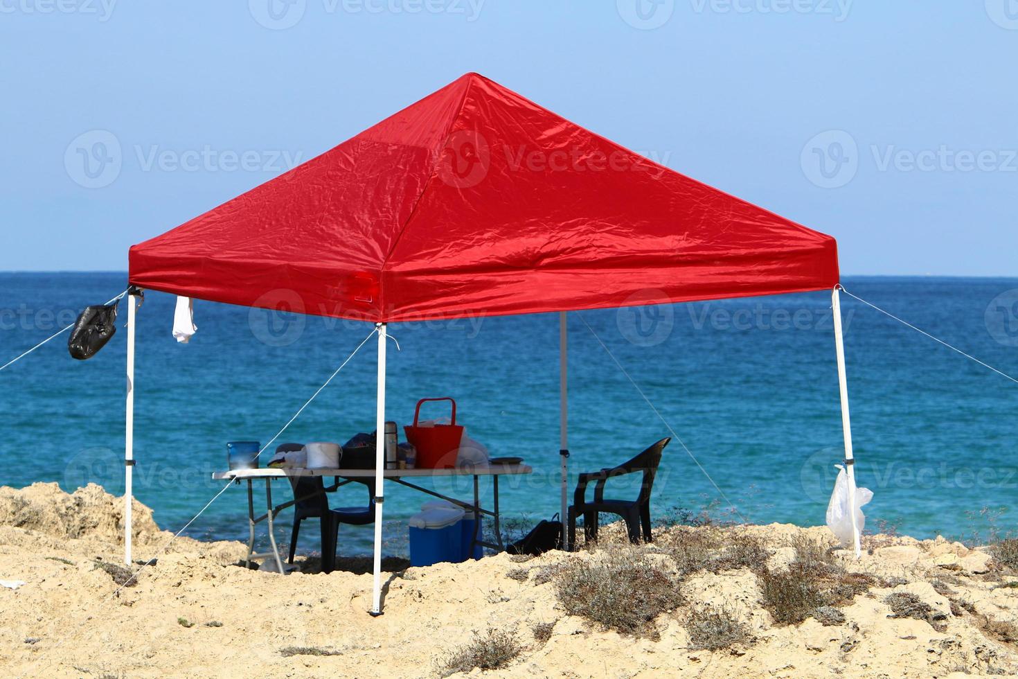 tenda turistica sulla costa mediterranea. foto