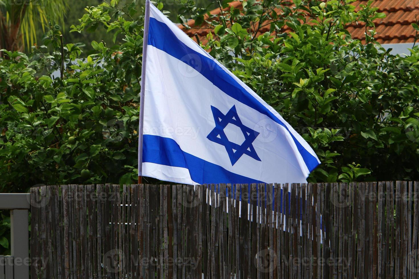 la bandiera israeliana blu e bianca con la stella di david. foto