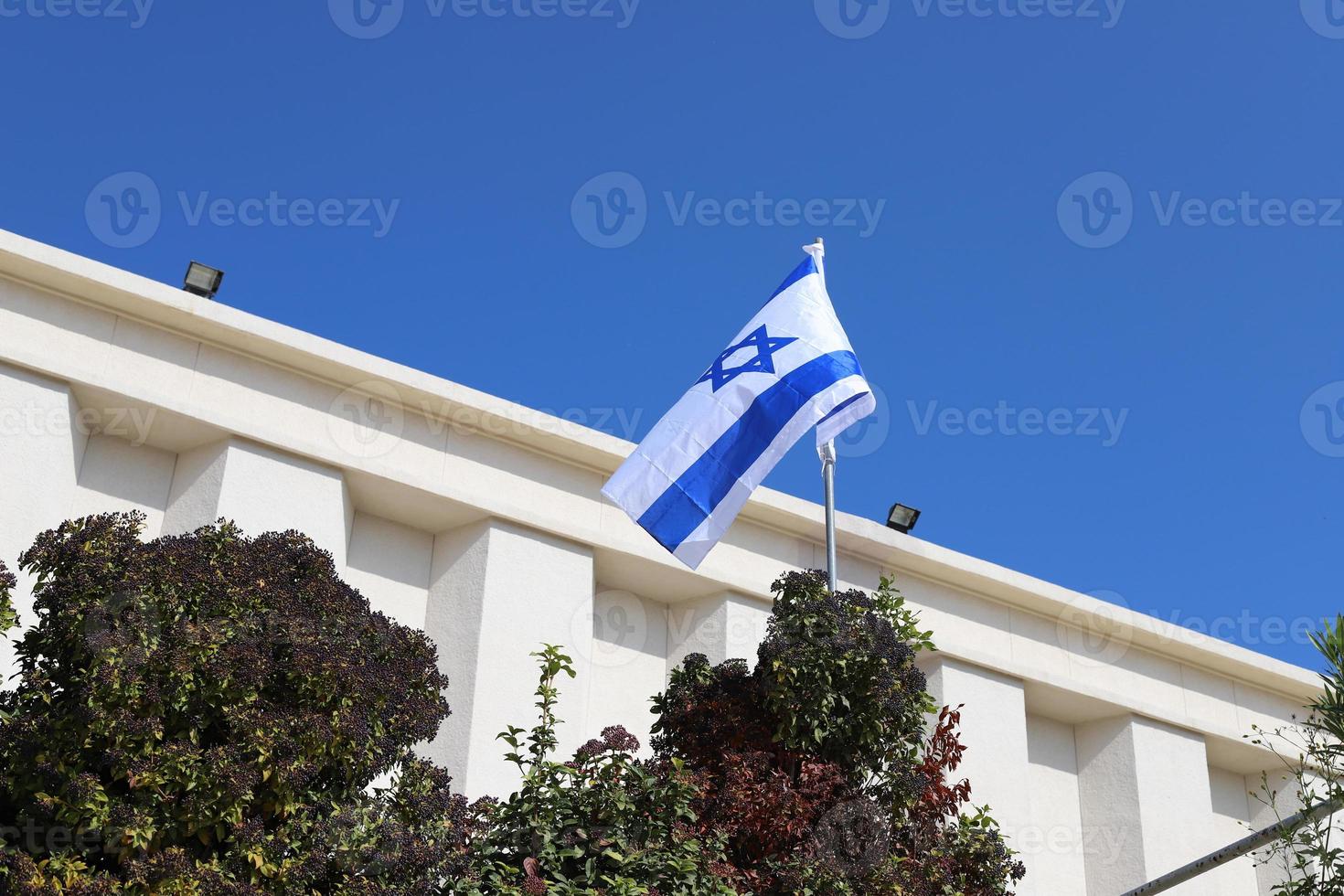 la bandiera israeliana blu e bianca con la stella di david. foto