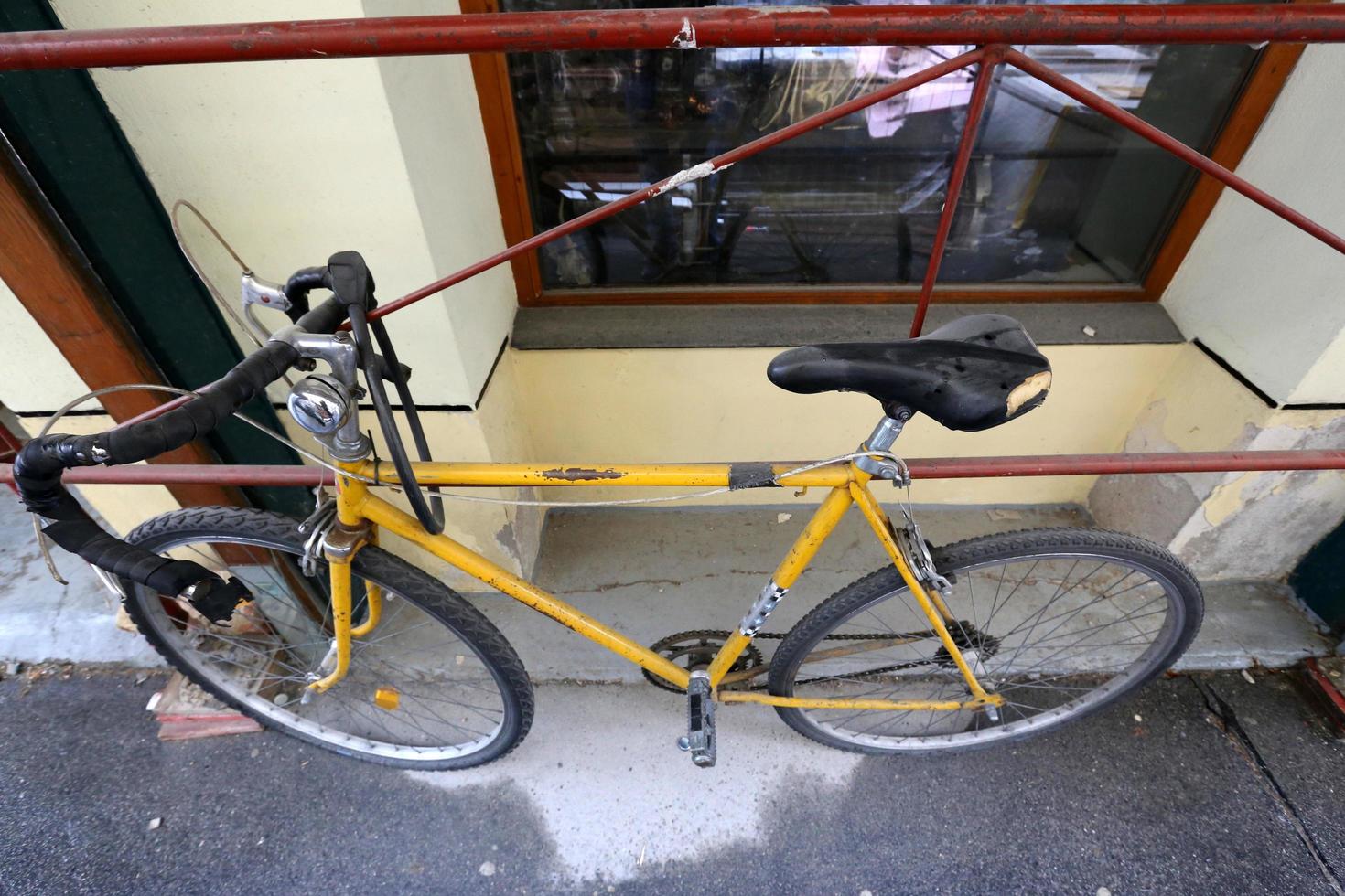 tel aviv 20 luglio 2019. biciclette in strada in una grande città foto