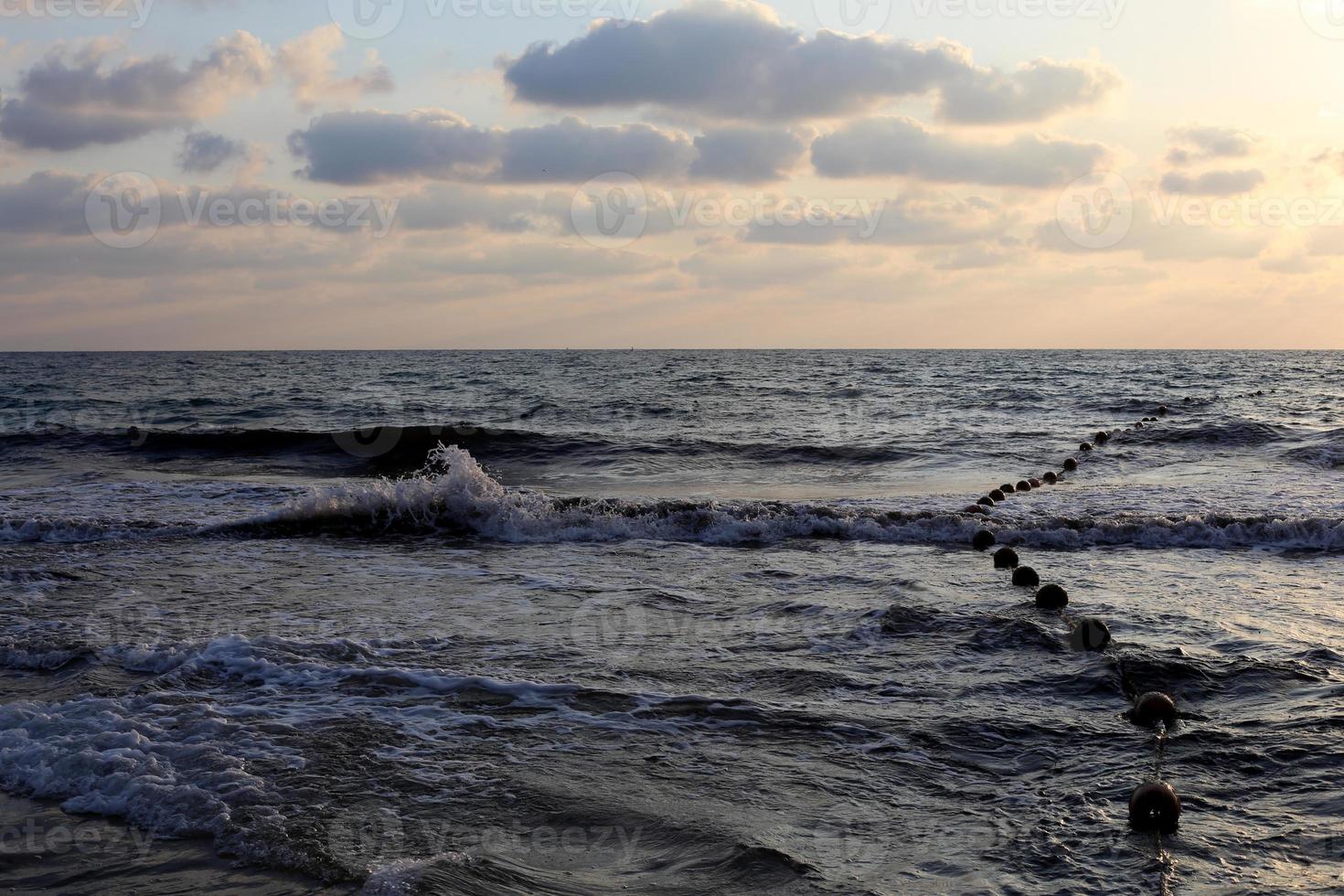 una corda con galleggianti per assicurare una zona sicura di balneazione sulla spiaggia. foto