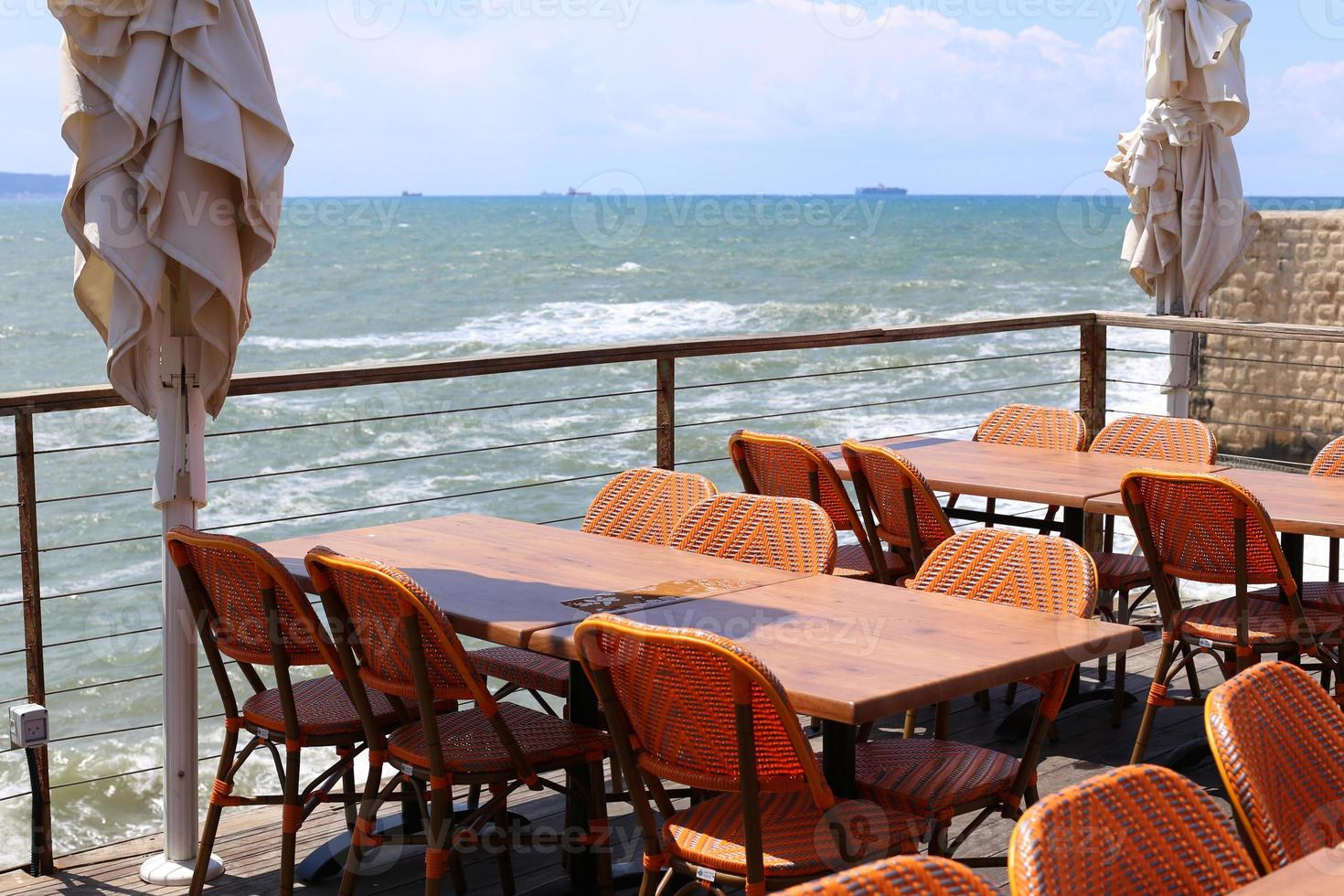 sedia per rilassarsi in un caffè sulla costa mediterranea foto