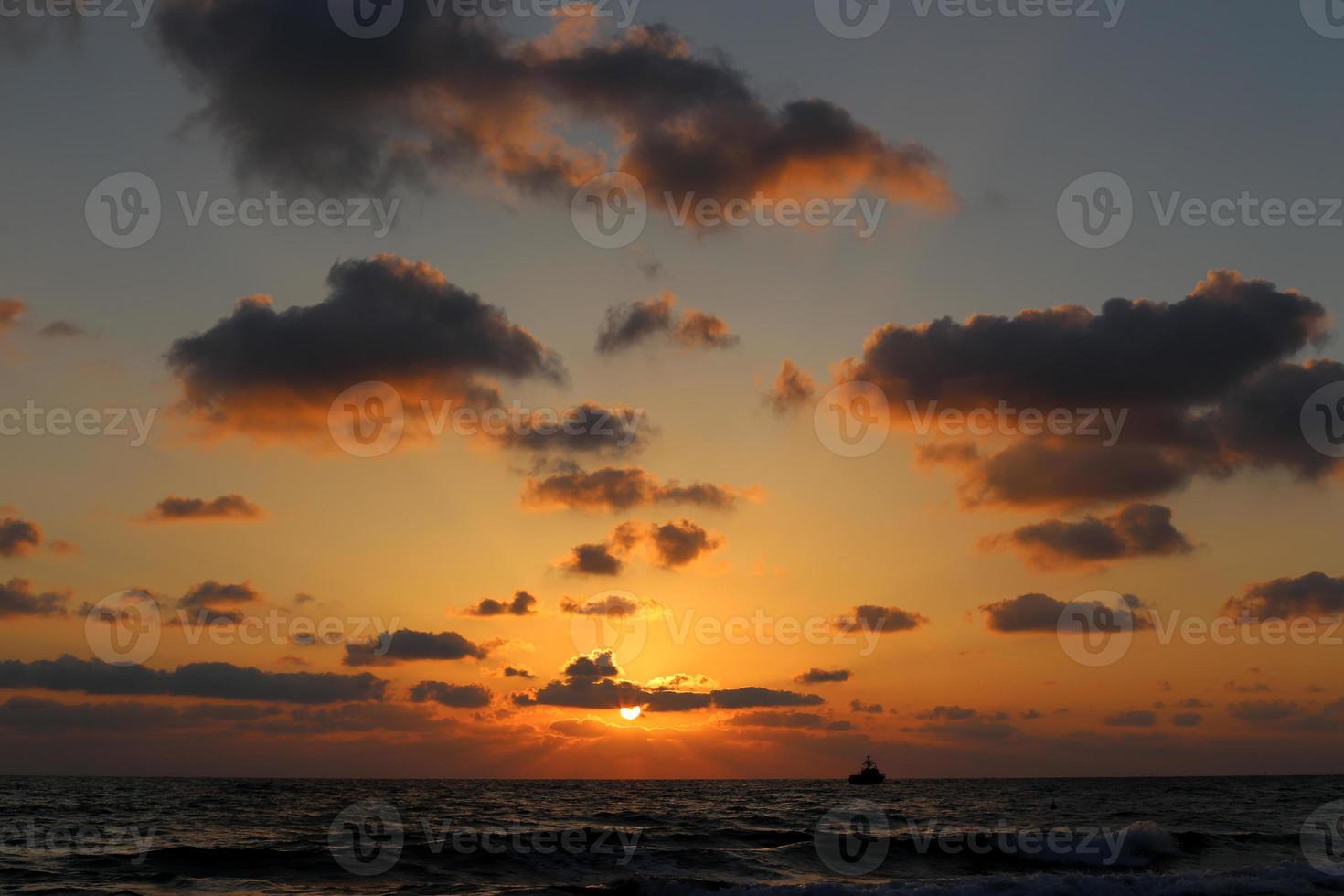 il sole tramonta sotto l'orizzonte sul Mar Mediterraneo nel nord di Israele. foto