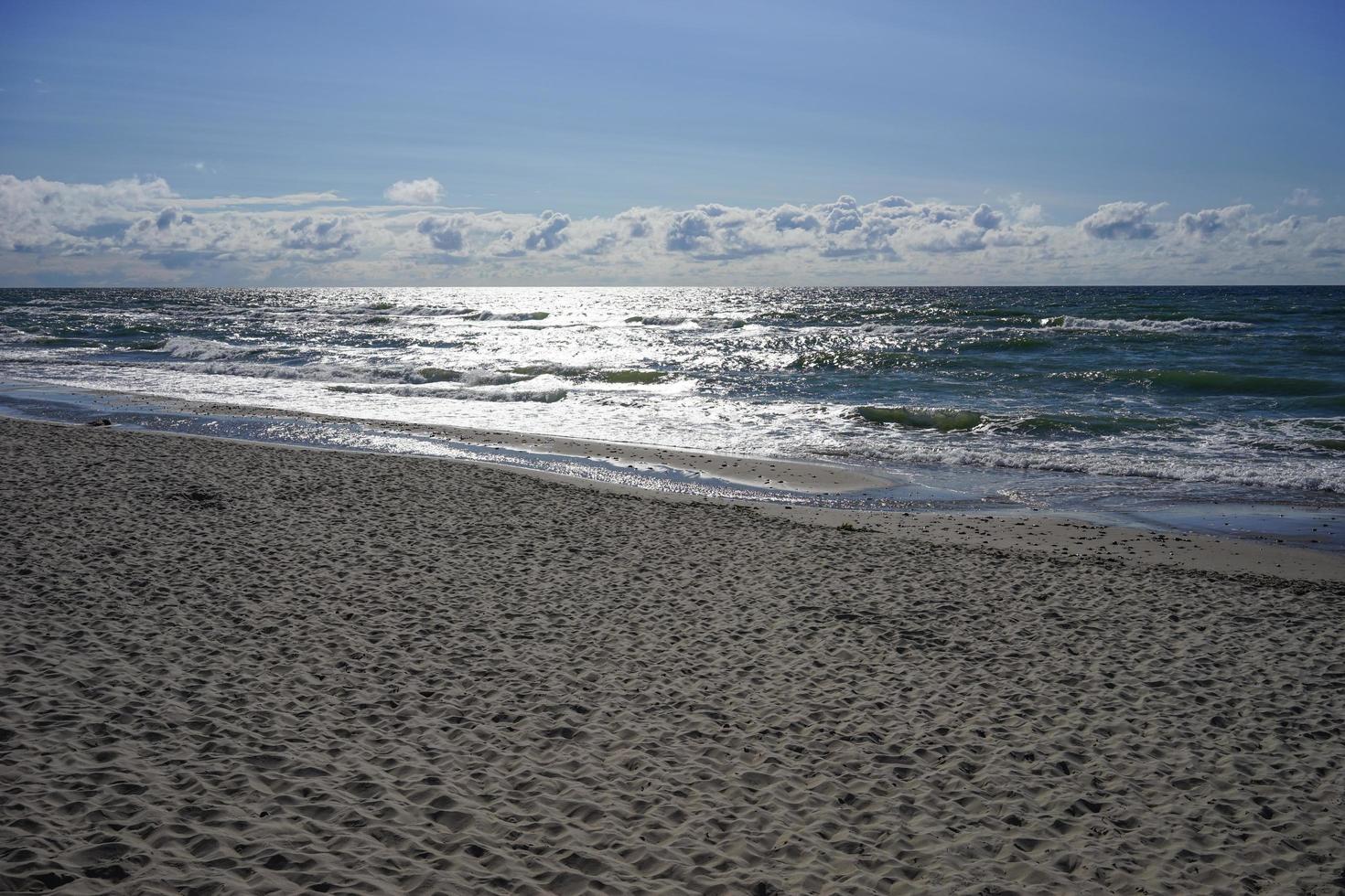 paesaggio marino deserta sul Mar Baltico e dune di sabbia foto