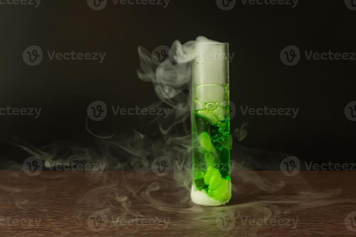 asciutto ghiaccio reagisce con verde acqua per produrre Fumo. 10618336  Stock Photo su Vecteezy