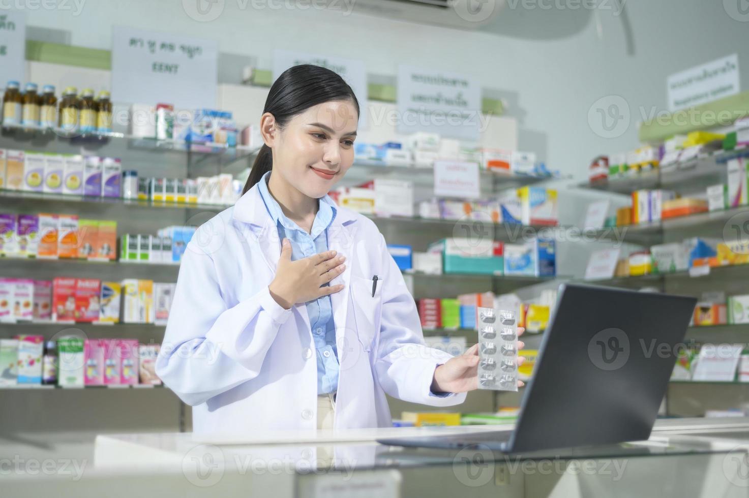 donna farmacista consulenza cliente tramite videochiamata in una moderna farmacia farmacia. foto