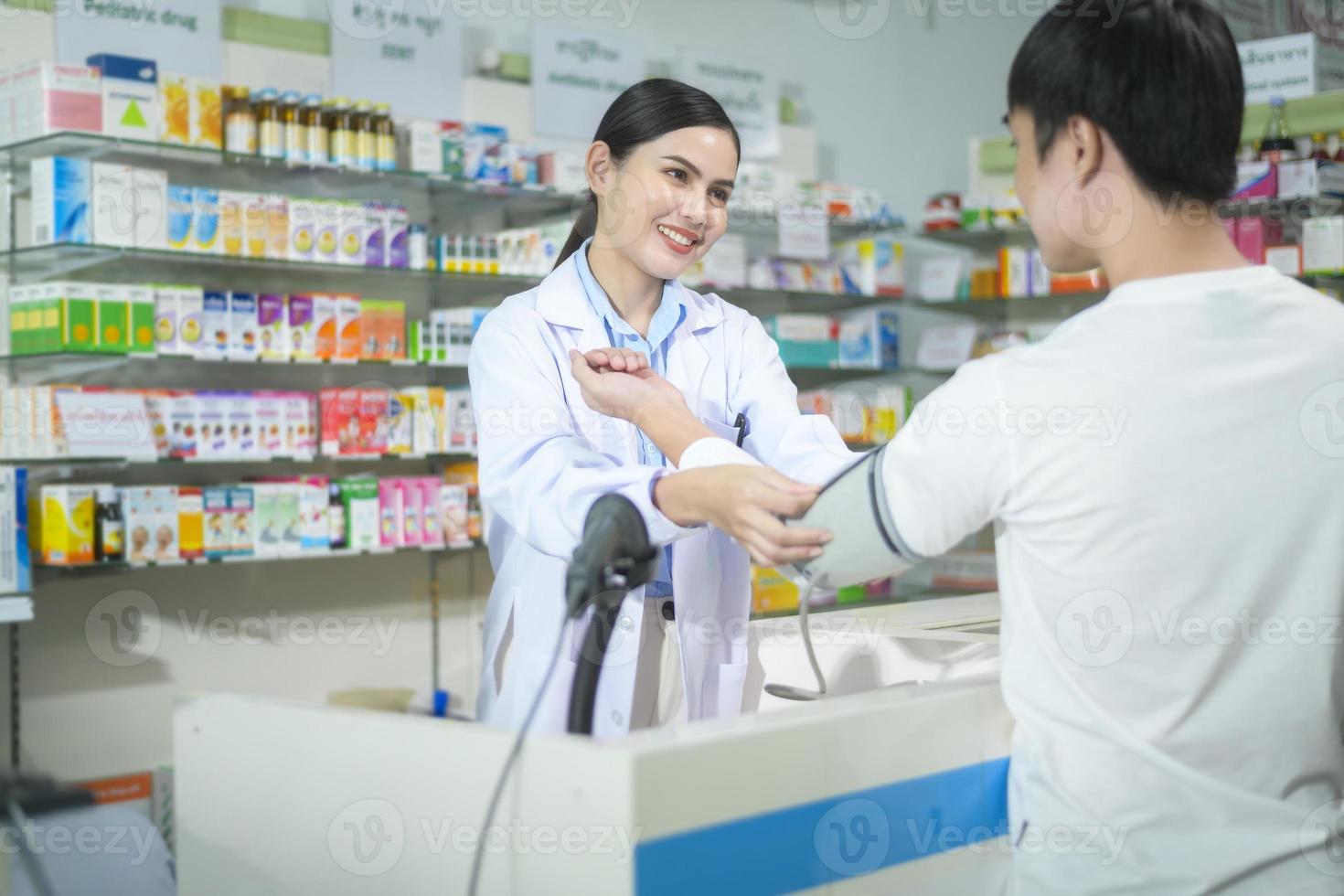 donna farmacista consulenza cliente sull'uso di droghe in una moderna farmacia farmacia. foto