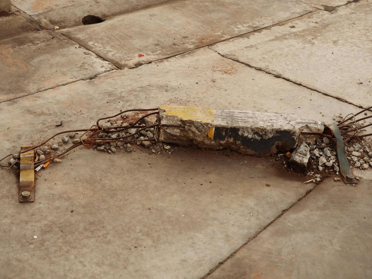 la colonna di cemento è rotta, a strapiombo sulla struttura in acciaio. foto