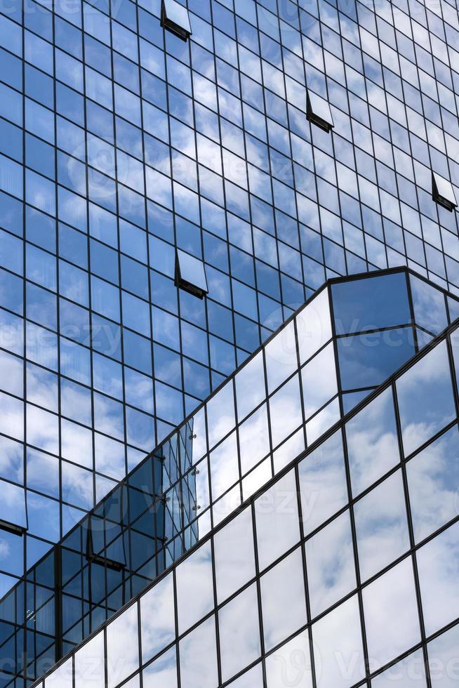 vista prospettica di grattacieli in acciaio di vetro blu foto