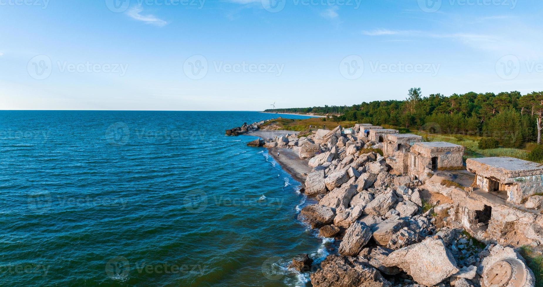 rovine di bunker su il spiaggia di il baltico mare, parte di un vecchio forte nel il ex sovietico base carosta nel liepaja, Lettonia. tramonto paesaggio. foto