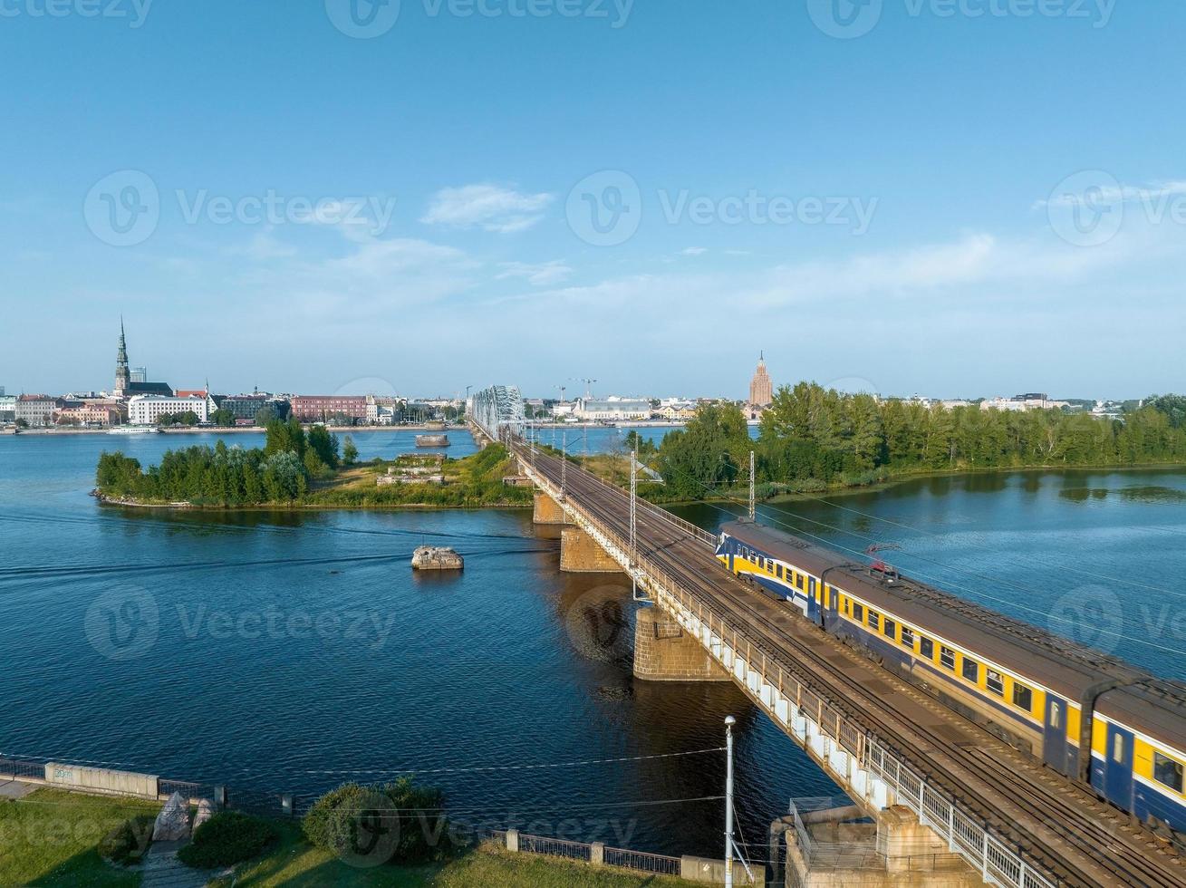 treno attraversamento fiume daugava nel riga, Lettonia. foto