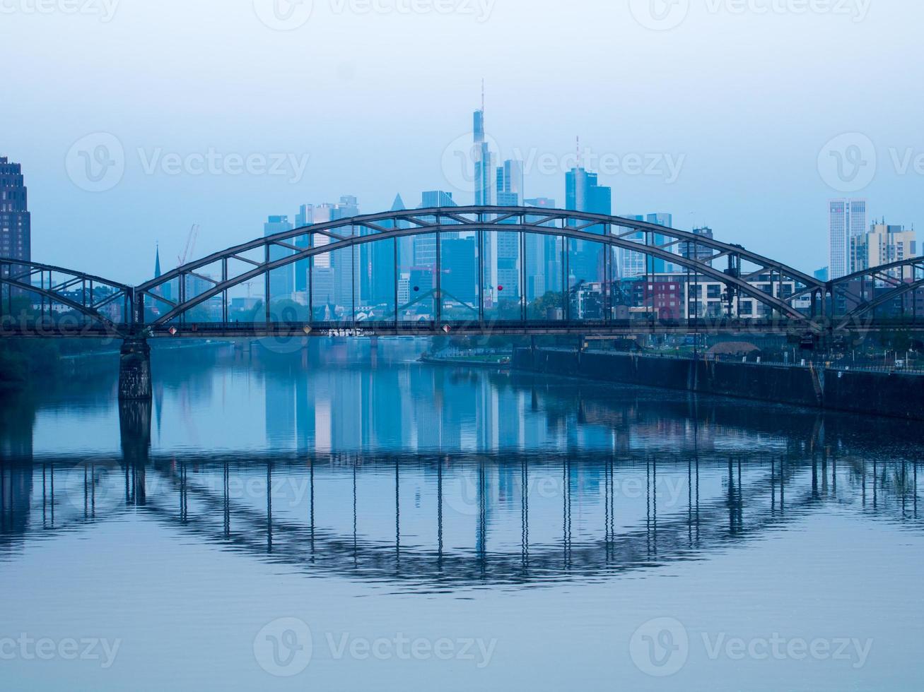 ponte ferroviario e lo skyline di francoforte, germania foto