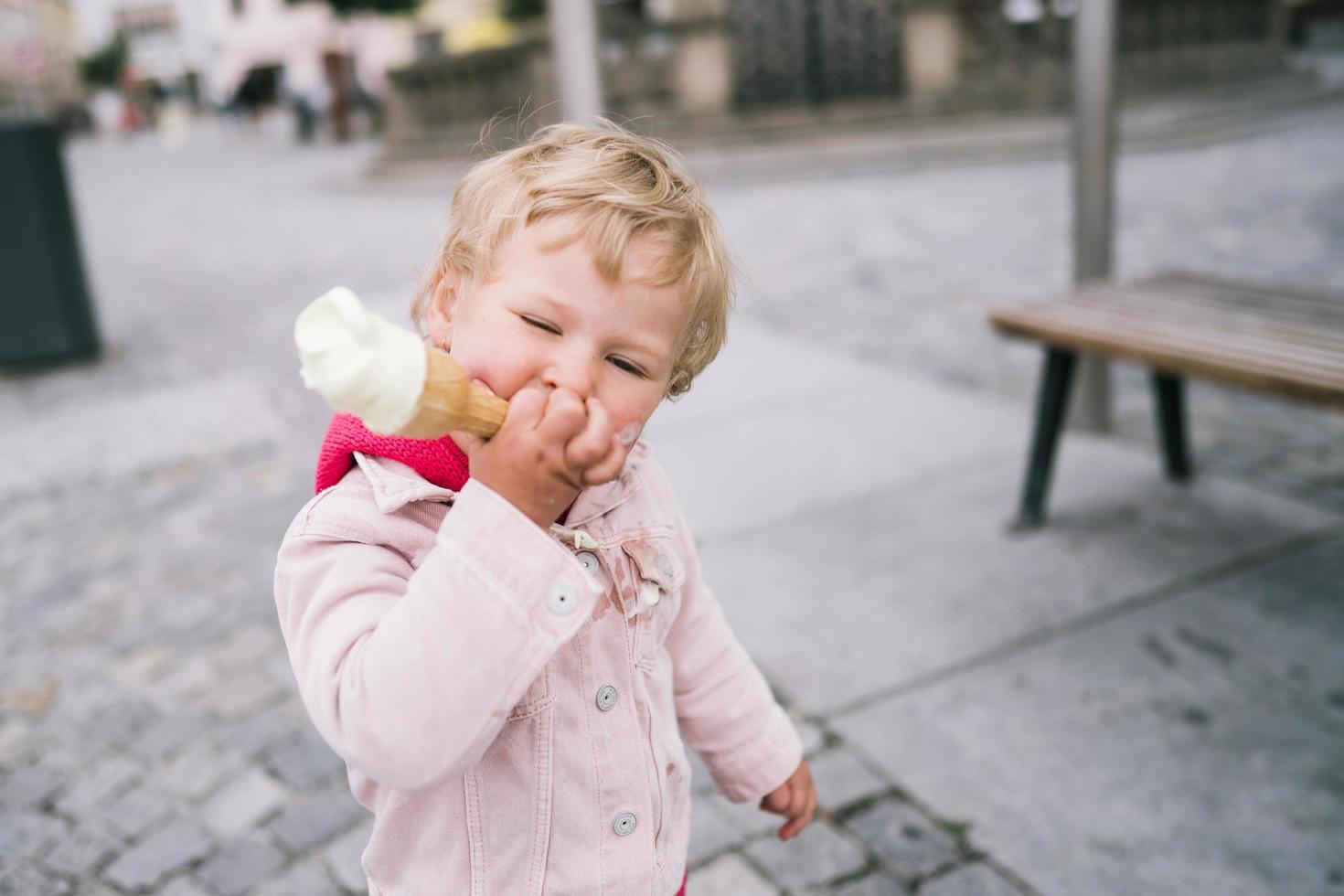 bambina che mangia il gelato foto