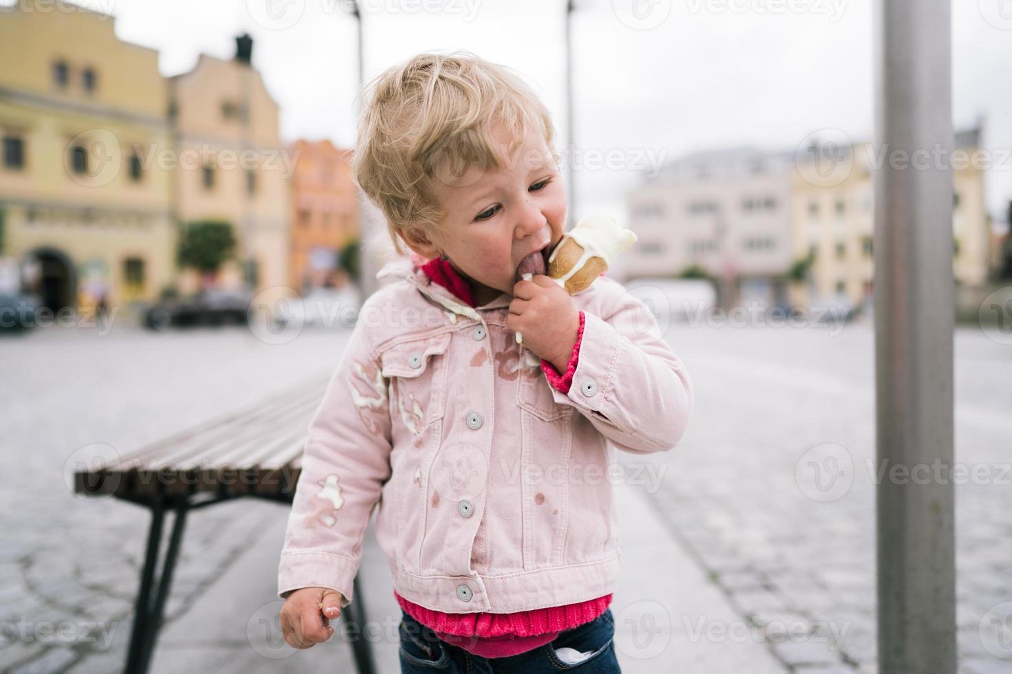 bambina che mangia il gelato foto