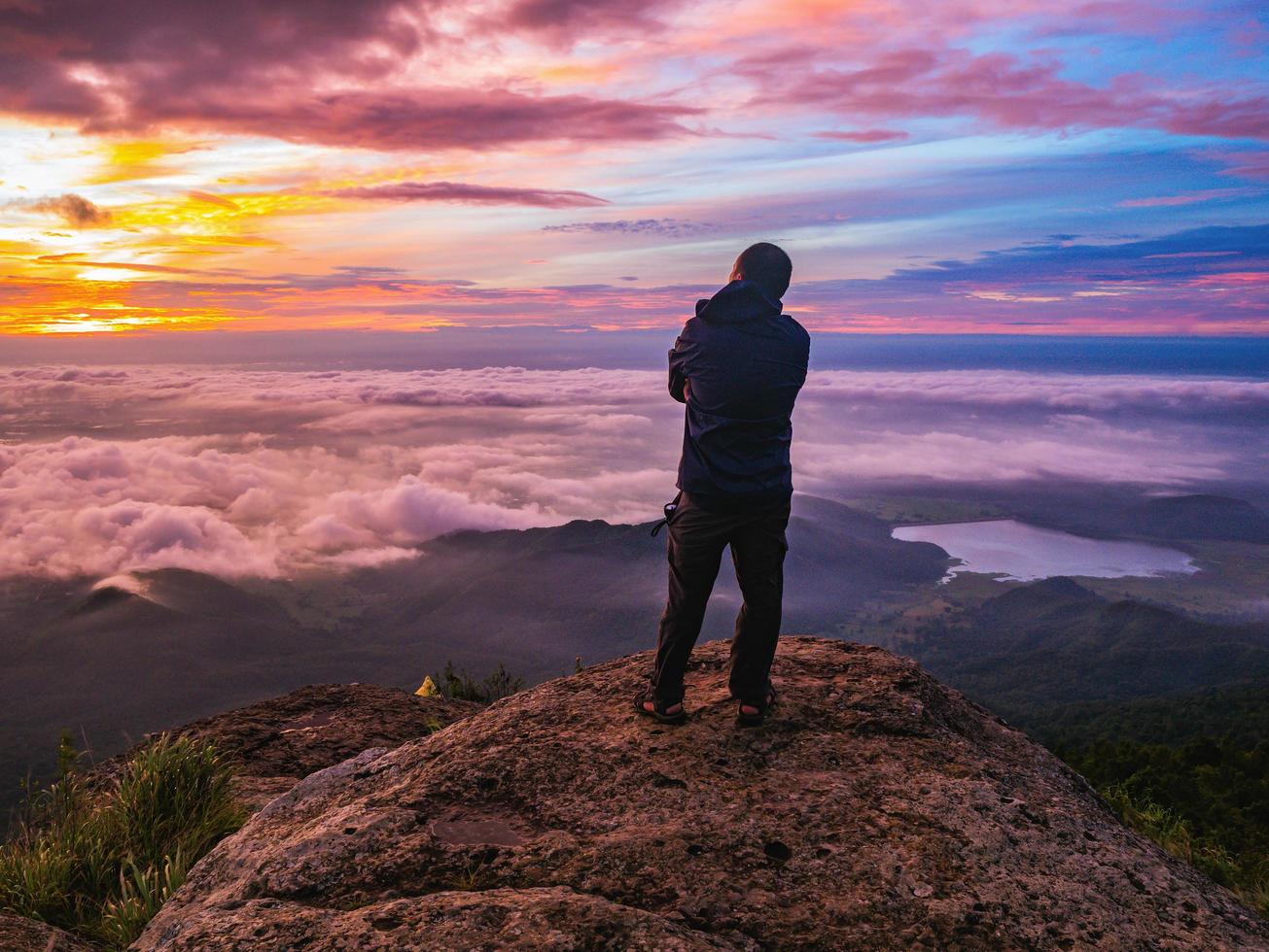 viaggiatore In piedi su roccioso ciff con sole cielo e bellissimo nube mare su papà n / A rai khao luang Mountian ramkhamhaeng nazionale parco, sukhothai Provincia Tailandia foto