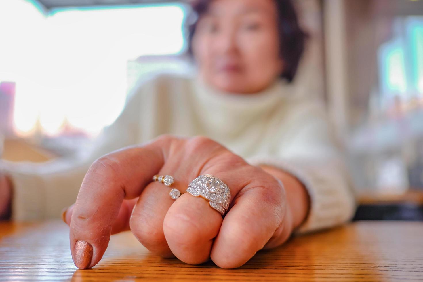 vicino su diamante squillare su anziano donne mano foto