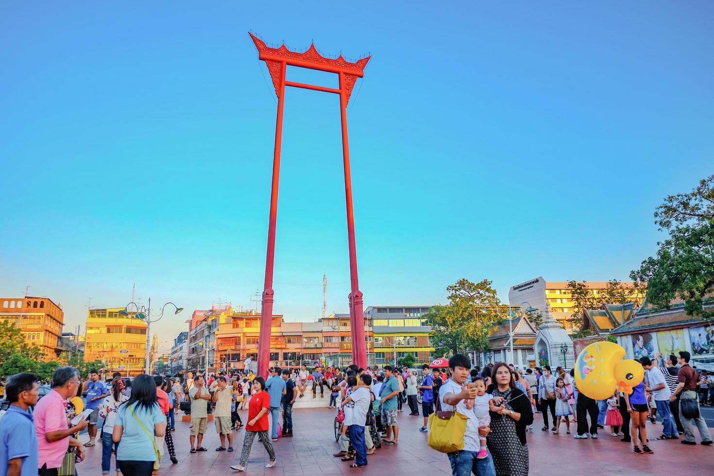 Bangkok, Tailandia - 1 gennaio 2016. gigante swing sao ching cha nel davanti di suthat tempio con blu cielo e turista nel bangkok città Thailandia, punto di riferimento di bangkok foto