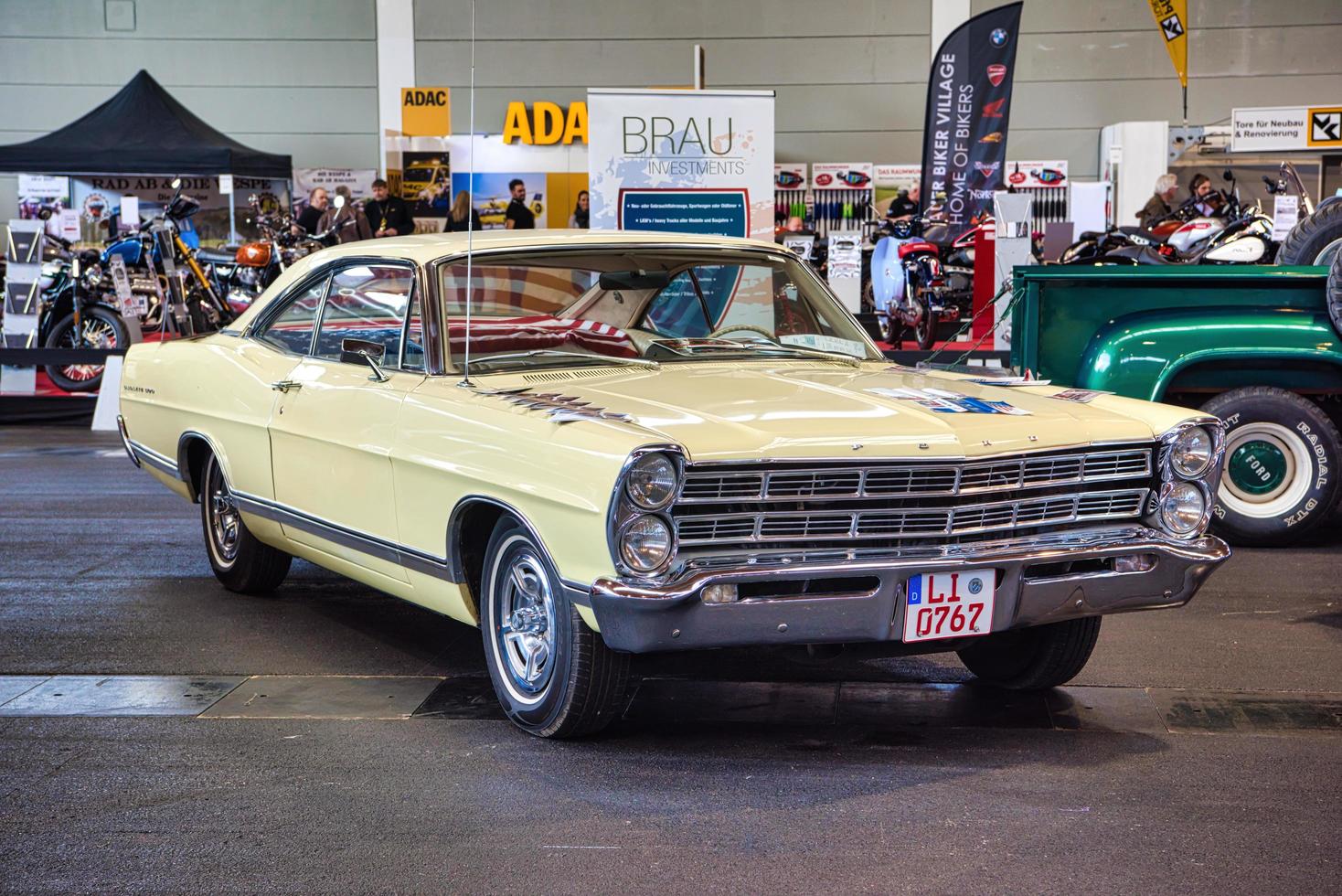 friedrichshafen - maggio 2019 beige avorio ford galaxie 500 al motorworld classics bodensee l'11 maggio 2019 a friedrichshafen, germania foto