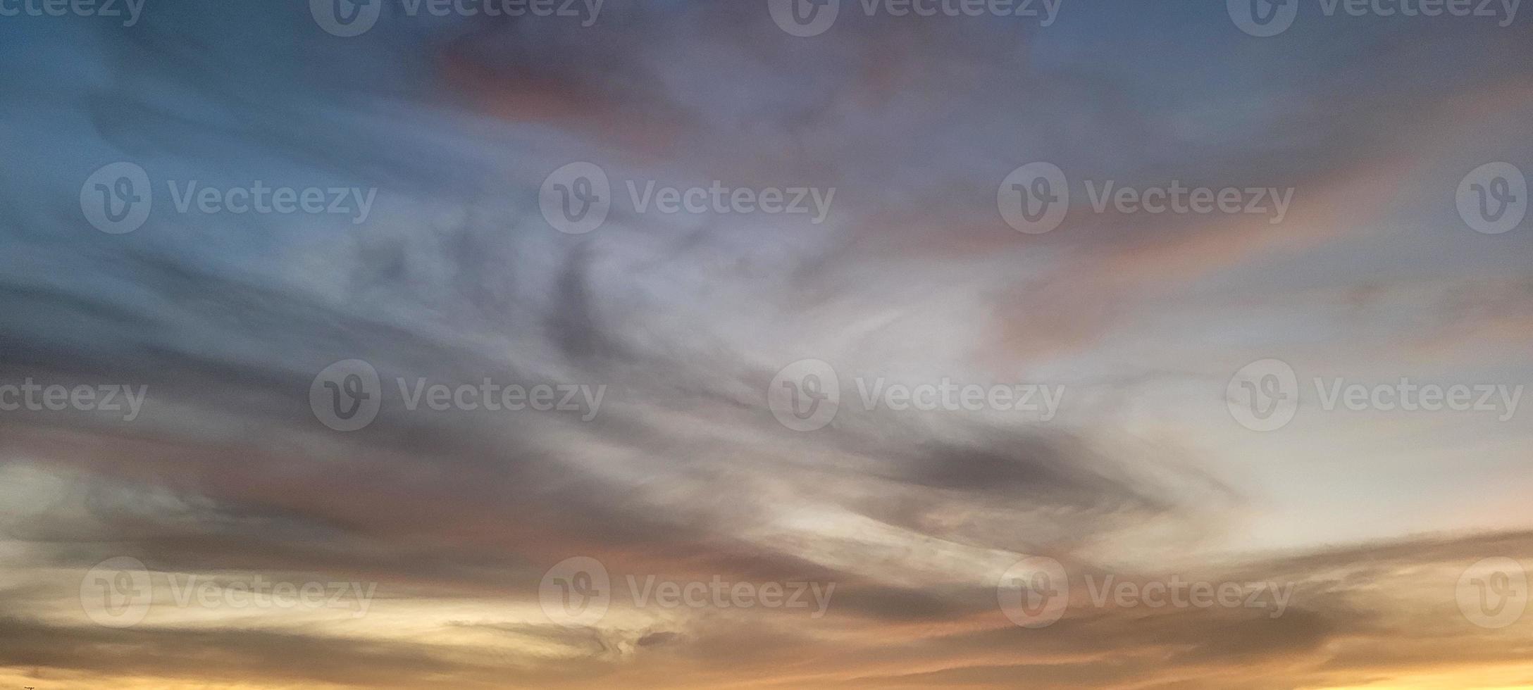 colorato in ritardo pomeriggio tramonto nel il campagna di brasile foto