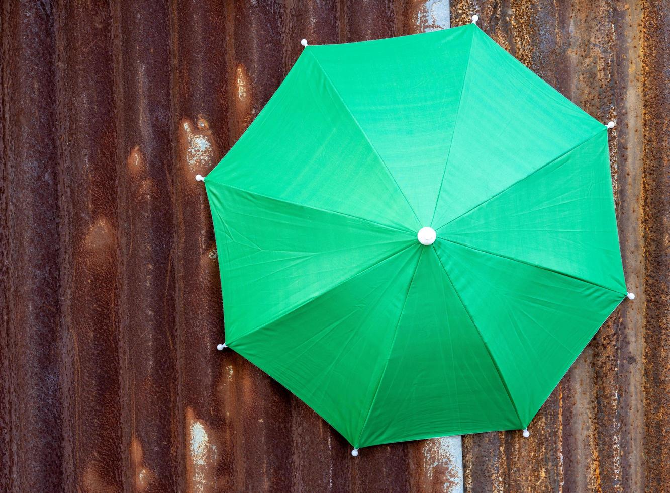 un' avvicinamento Visualizza di il superiore sfondo di un' grande verde telone ombrello. foto