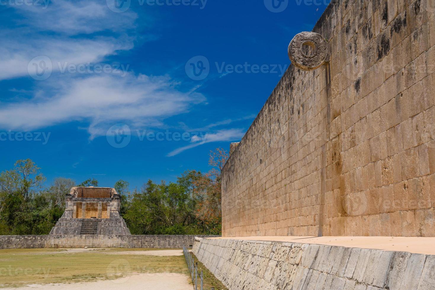 pietra parete con un' squillare di mille dollari palla Tribunale, nonna juego de pelota di chichen itza archeologico luogo nel Yucatan, Messico foto