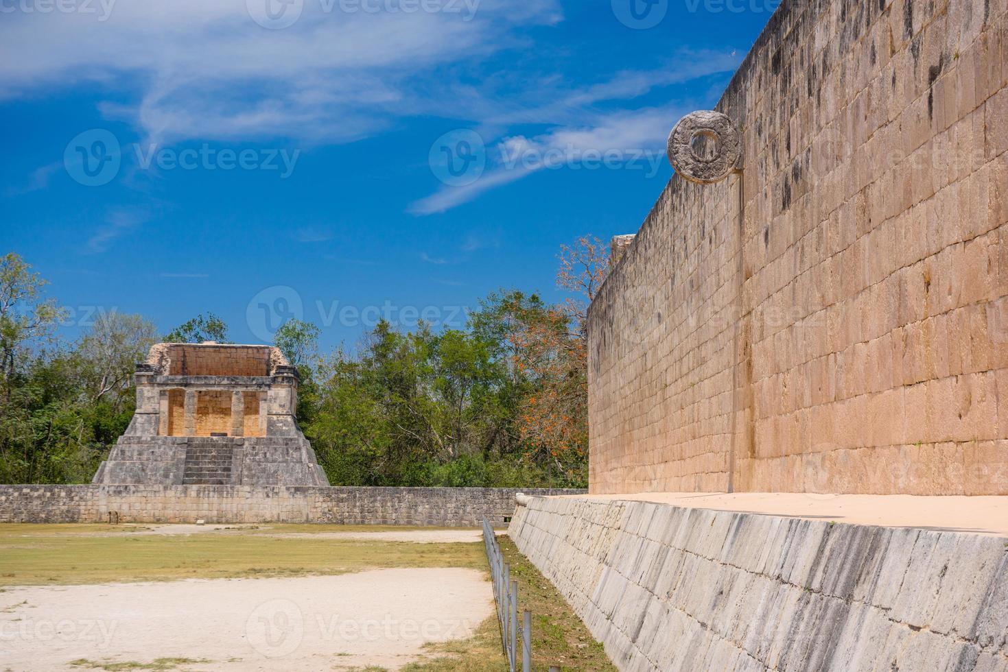 pietra parete con un' squillare di mille dollari palla Tribunale, nonna juego de pelota di chichen itza archeologico luogo nel Yucatan, Messico foto